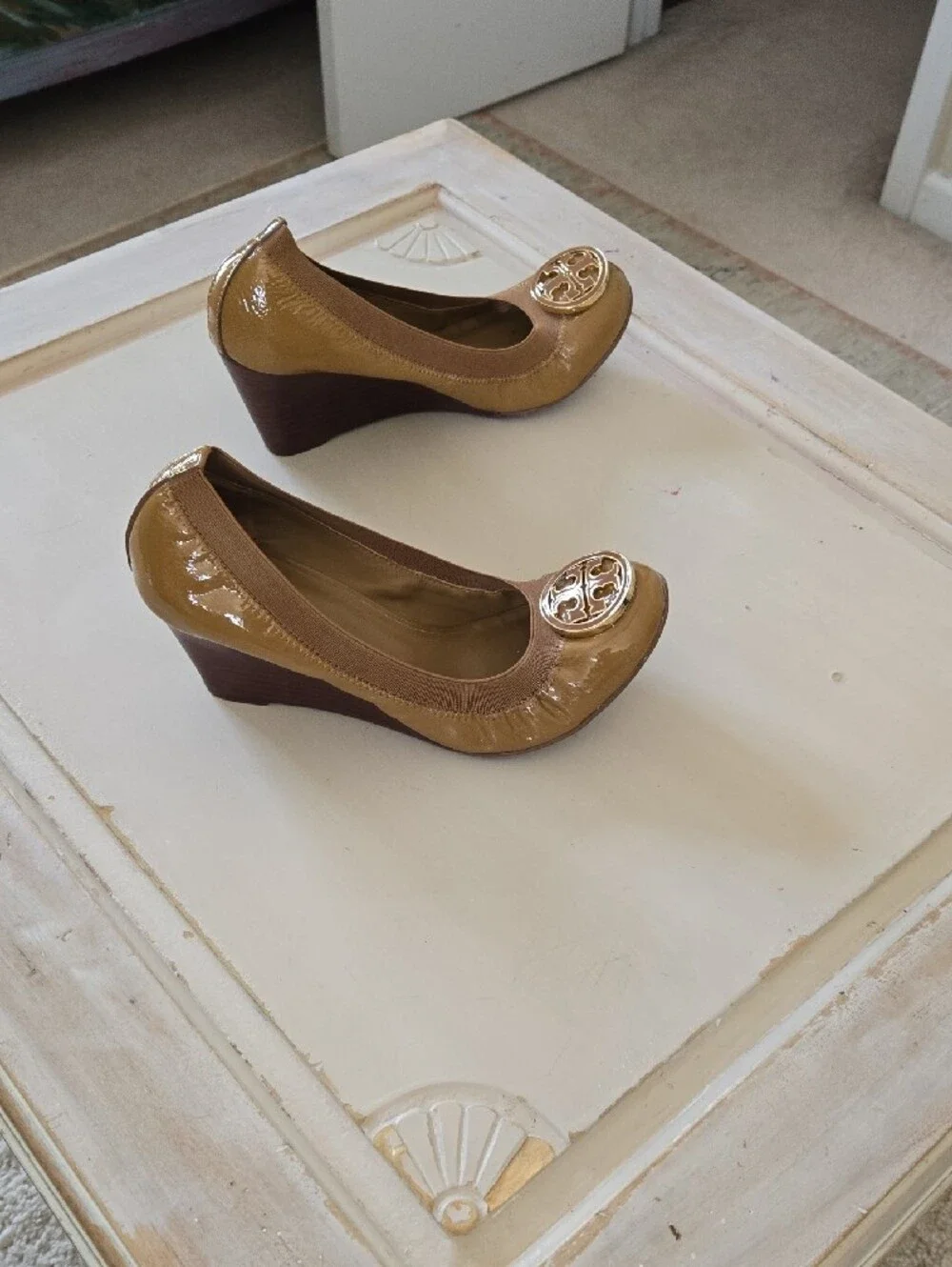 Tory Burch Tan Patent Leather Logo Round-Toe Pumps